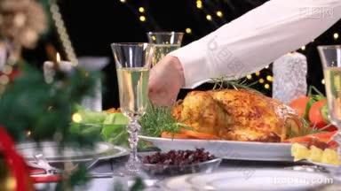 妇女手把烤鸡放在圣诞晚餐的桌子上，用烤鸡庆祝圣诞晚餐